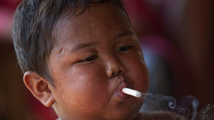 Poprvé ochutnal cigaretu, když mu bylo 18 měsíců. Dal mu ji otec.