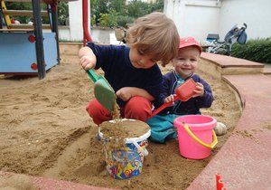 Děti si hrají na pískovišti s možným rizikem. (Ilustrační foto)