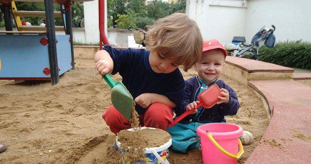 Test hřišť a pískovišť v Praze: Dětem hrozí i rakovina. Kam raději nechoďte?