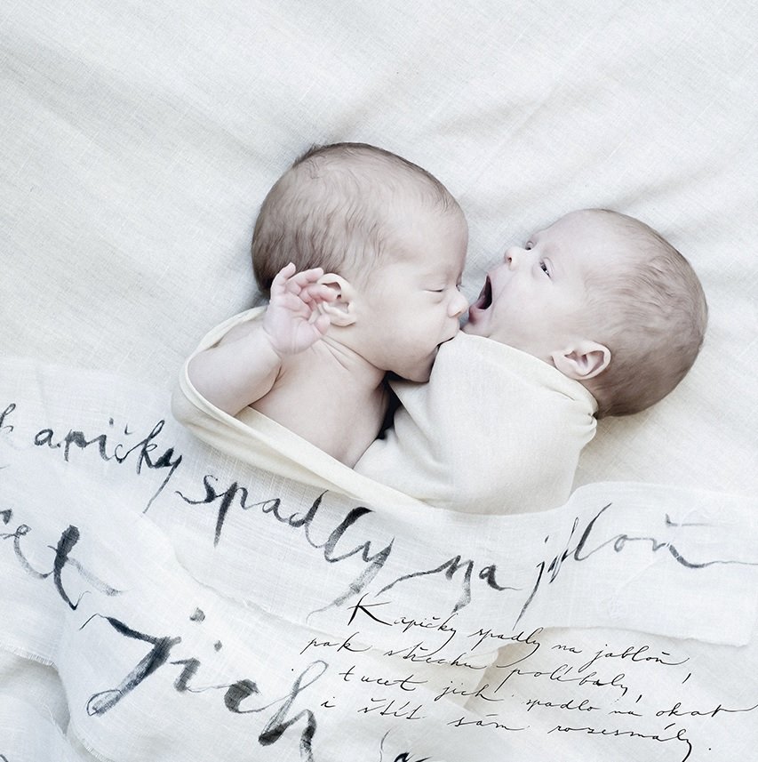 Fotografka Lucie Robinson strávila dva dny na neonatologii VFN, kde fotografovala předčasně narozené děti.