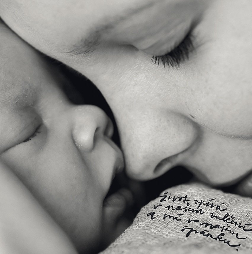 Fotografka Lucie Robinson strávila dva dny na neonatologii VFN, kde fotografovala předčasně narozené děti.