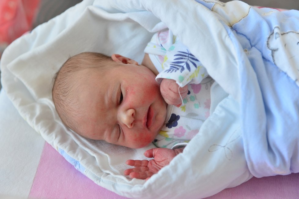 Karolínka se narodila 4 minuty po půlnoci v Praze v porodnici U Apolináře, v rodném listu má datum 1.1.2020.