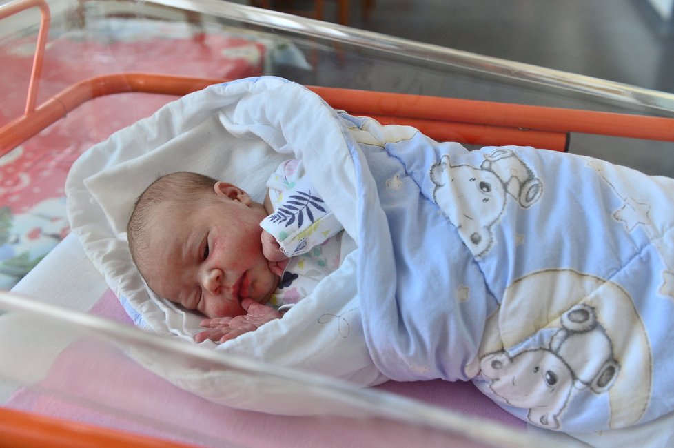 Karolínka se narodila 4 minuty po půlnoci v Praze v porodnici U Apolináře, v rodném listu má datum 1.1.2020.