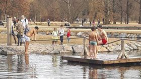 Teplé počasí druhou březnovou neděli nalákalo partičku kluků ke koupání v jednom z rybníků ve Stromovce.