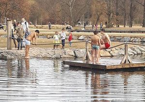 V jednom z rybníčků ve Stromovce se topilo tříleté děvčátko.