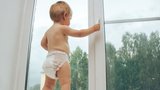 Hrůza! Na jižní Moravě letos vypadlo z oken už 10 malých dětí: Tento týden zemřel tříletý chlapeček