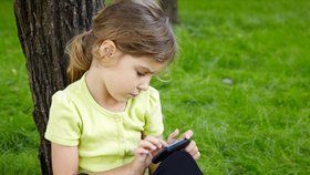Mobilní technologie nemusí omezovat čtenářskou gramotnost dětí a jejich schopnost porozumět textu. (ilustrační foto)