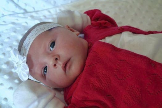 Maličkou Karmen doktorka při porodu řízla skalpelem do hlavy.