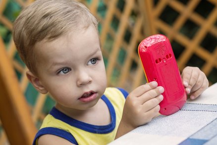 Kupujete dětem mluvící hračky? Mohou ohrozit vývoj řeči