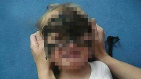 Tahle fotka pobouřila internet: Drží matka svému dítěti násilím ruce za zády kvůli fotografii v masce?