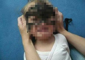 Tahle fotka pobouřila internet: Drží matka svému dítěti násilím ruce za zády kvůli fotografii v masce?