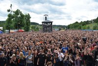 Dceru (3) svěřila na festivalu opilému příteli, ten ji zapomněl v davu