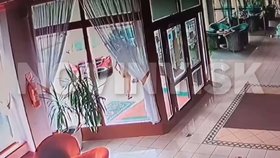 Mercedes na chodníku srazil holčičku (6), žena si spletla pedály.