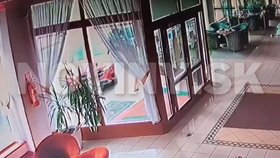 Mercedes na chodníku srazil holčičku (6), žena si spletla pedály.