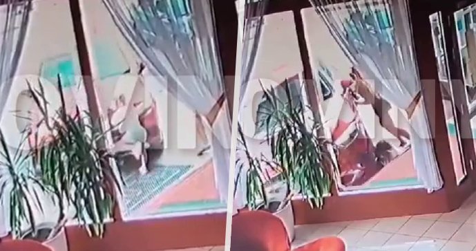 Mercedes na chodníku srazil holčičku (6), žena si spletla pedály.
