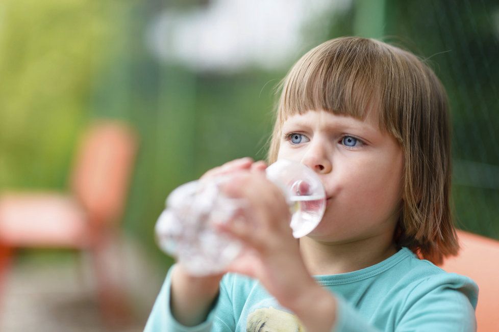 Pokud vaše dítě pije velmi často, například každých 15 minut, měli byste navštívit lékaře.