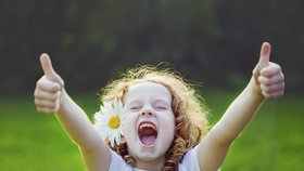 Věděli jste, že optimisté se prý dožívají vyššího věku? Veďte dítě k pozitivnímu myšlení.