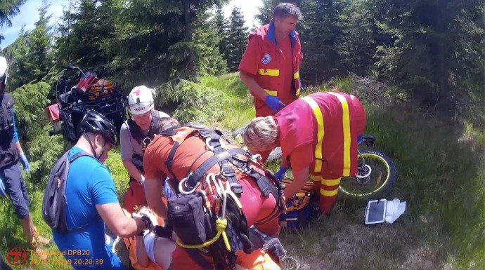 Náročný den horské služby: Na Klínovci se zranil malý cyklista (12), na Ústecku se zřítil horolezec