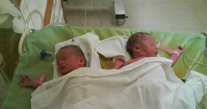 Dvojčátka Tina a Mia po narození