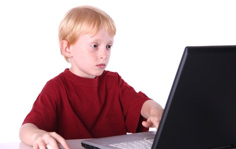 Rodiče by měli svým dětem vysvětlit, jak nebezpečný dokáže internet být.