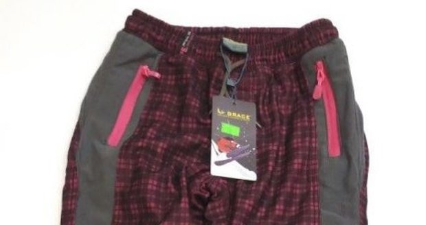Stopka nebezpečným dětským kalhotám: Obchodní inspekce je stahuje z trhu