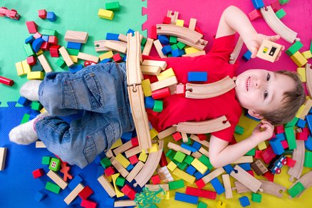 Psycholožka varuje: Děti mají příliš mnoho hraček. To je hodně stresuje