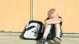 Sedm hodin nechala sedmiletého syna plakat před školou: Domů ho přivedla až policie