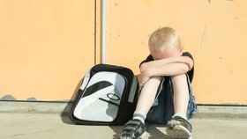 Matka nechala syna sedm hodin plakat před školou