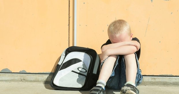 Sedm hodin nechala sedmiletého syna plakat před školou: Domů ho přivedla až policie