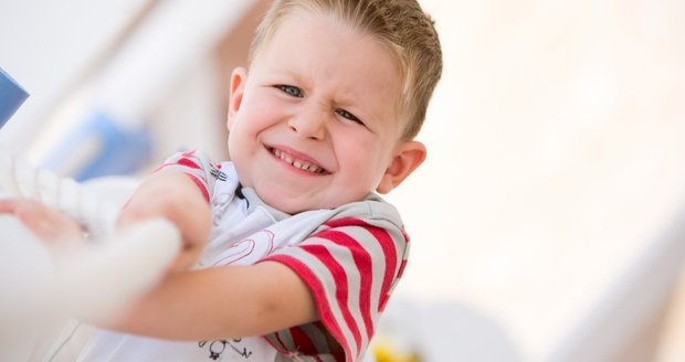 Jak na rozmazlené dítě? Pokud zvolíte přehnaně shovívavou výchovu, kdy děti nic nemusejí, riskujete, že z nich vyrostou malí tyrani.