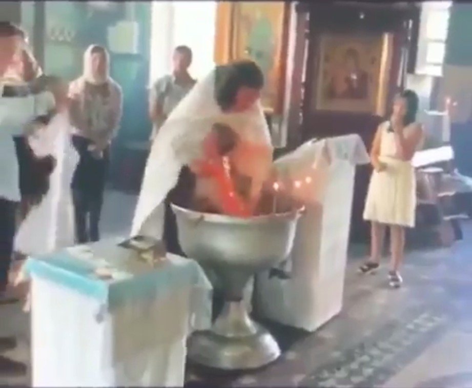 Kněz během křtu topil dítě! Vyšetřuje ho policie.