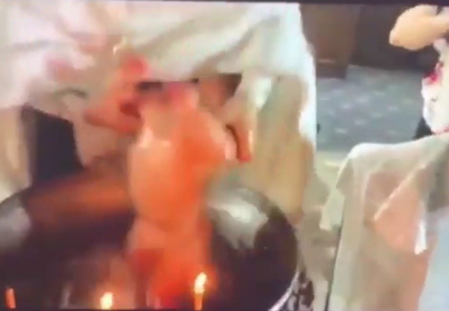 Kněz během křtu topil dítě! Vyšetřuje ho policie.