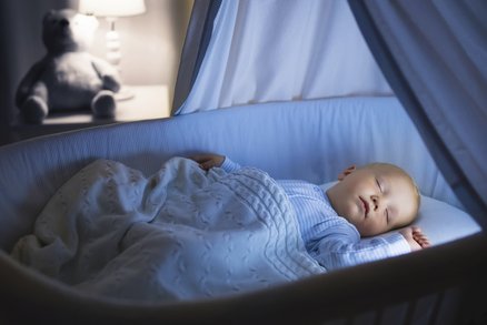 Od kdy má spát dítě v pokojíčku samo? Doporučení odborníků vás šokuje