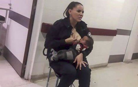 Policistka pláč malého miminka nemohla vydržet.