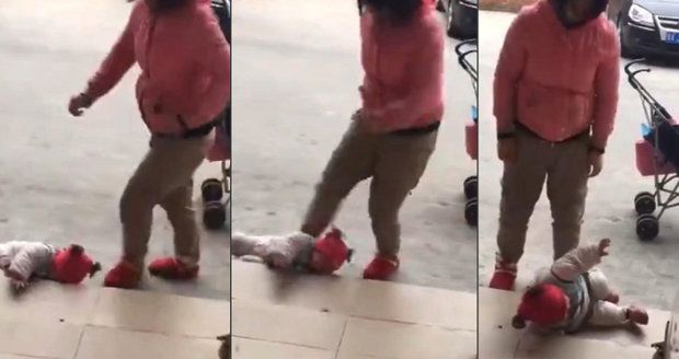 Děsivé video: Matka surově kopala do malého dítěte! Vadilo jí, že pláče