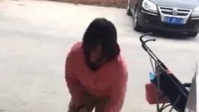 Děsivé video: Matka kopala do malého dítěte, vadilo jí, že pláče.