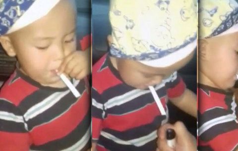 Matka učila syna (2) kouřit cigaretu! Během jízdy v autě
