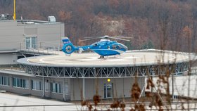 Tímhle vrtulník bylo dítě, které spadlo z hradeb Křivoklátu, do Motolské nemocnice. (11. prosince 2022)