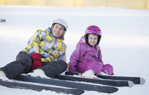 Jak naučit dítě lyžovat: Respektujte jeho tempo a zapomeňte na lano