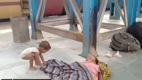 Šílené video šokovalo svět: Batole se snaží marně probudit svoji mrtvou maminku