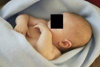 Ženu z Hradce obvinili z pokusu o vraždu měsíčního miminka! To ztratilo zrak i sluch!
