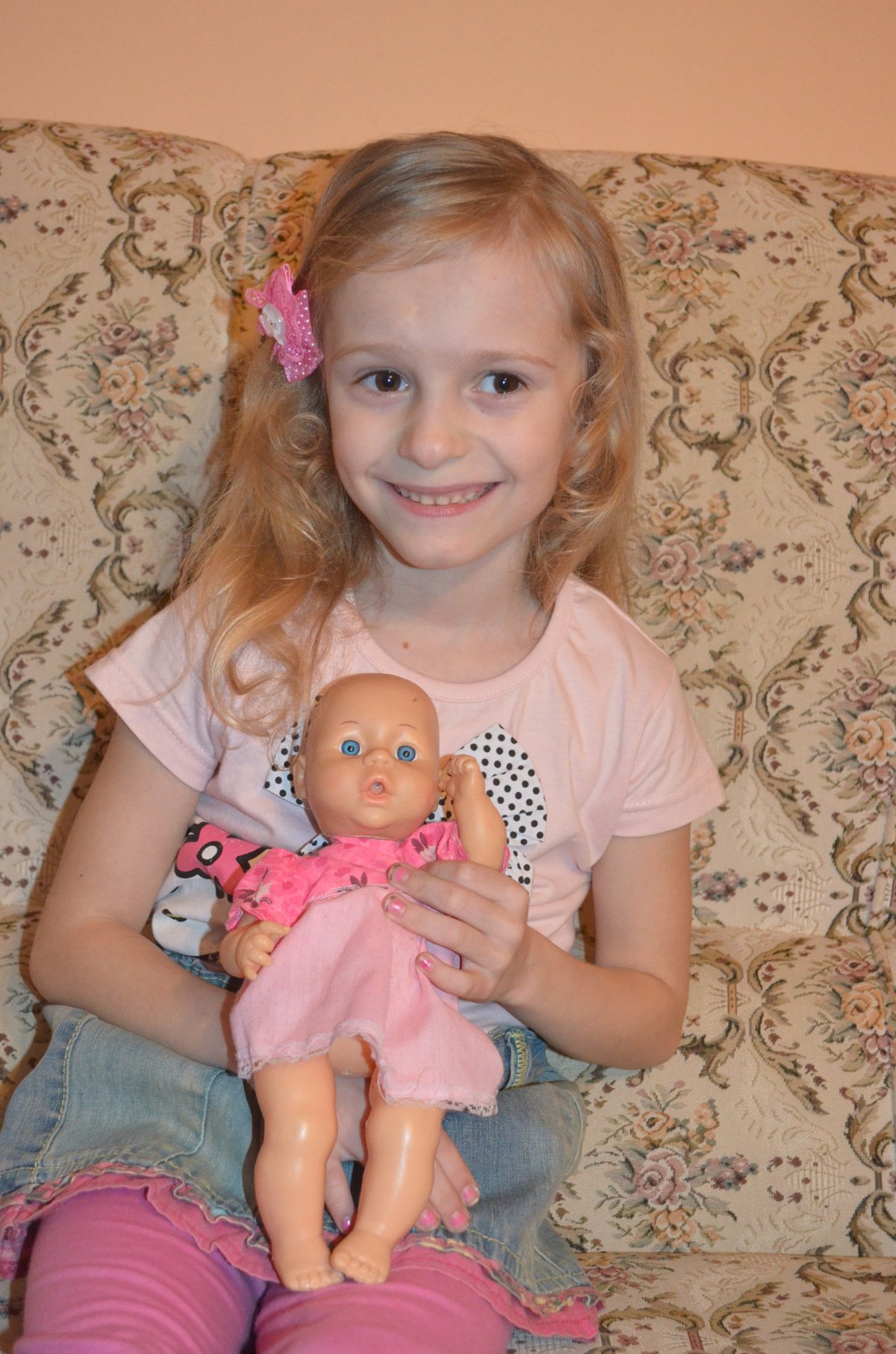 2014 Taková jsem byla, když jsem se narodila, ukázala Janinka svoji panenku.