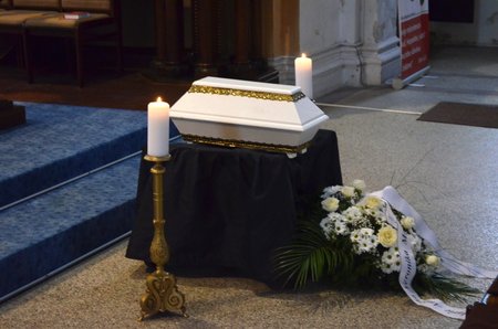 Pohřeb Leničky z babyboxu: Děvčátko z Chebu zemřelo na vrozenou vadu.