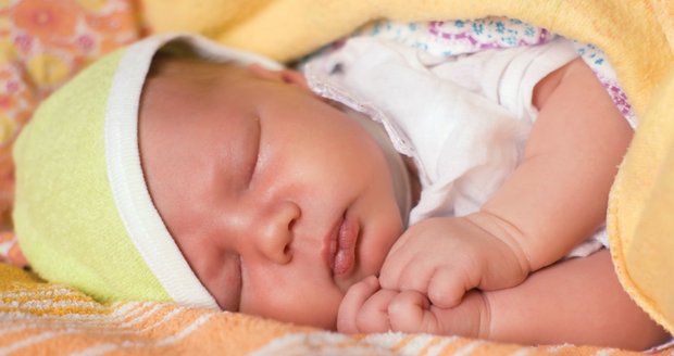 První očkování musí miminko prodělat ještě před tím, než je lékaři propustí z porodnice. 
