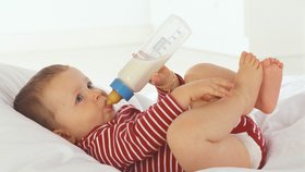 Kravské mléko se pro kojence nehodí, je v něm málo vitamínu D a železa