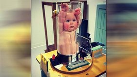 Lidé na internetu řeší miminko v plastové tubě.