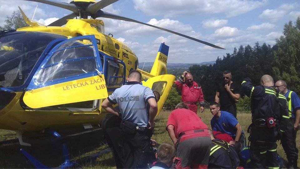 Hasiči, policie i záchranná služba pomáhali dítěti, které spadlo ze skály nedaleko Mnichova Hradiště. Do Prahy ho musel přepravit vrtulník.