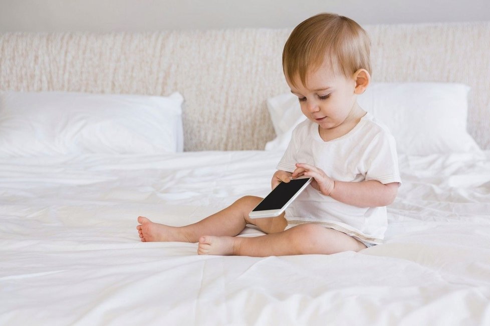 Uklidňujete děti půjčením chytrého mobilu? Mohou mít problémy s řečí, tvrdí pediatři.