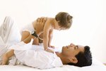 Ačkoliv se to může zdát neuvěřitelné, čerství otcové mají po narození dítěte v krvi méně testosteronu než před jeho narozením