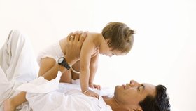 Ačkoliv se to může zdát neuvěřitelné, čerství otcové mají po narození dítěte v krvi méně testosteronu než před jeho narozením